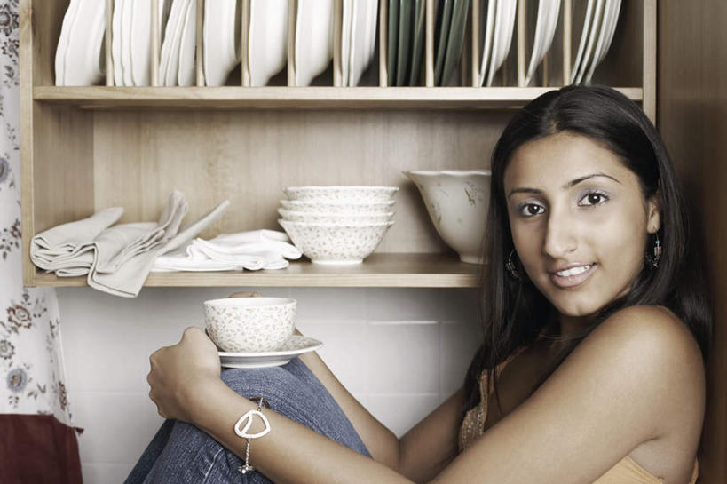 一个人,坐,笑,微笑,露齿笑,横图,室内,白天,侧面,杯子,餐具,亚洲,仅一个年轻女性,仅一个女性,仅一个人,一排,握,服装,瓷器,碟子,盘,陶瓷,咖啡杯,陶瓷制品,拿,拿着,注视,休闲装,排列,衣服,盘子,容器,碟,碗,观察,看,靠,靠着,休闲,休闲服,握着,服饰,抱膝,观看,储藏,察看,储存,队列,关注,瓷杯,年轻女性,女人,女性,亚洲人,印度人,屈膝,坐着,半身,彩图,贮存