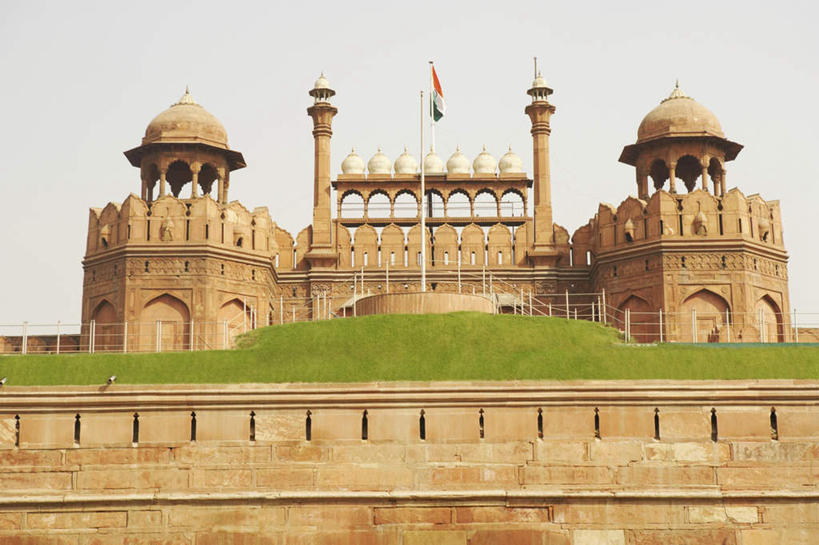 无人,横图,室外,白天,仰视,旅游,度假,草地,草坪,名胜古迹,植物,标志建筑,地标,建筑,旗帜,国旗,印度,亚洲,遗迹,旗杆,拱门,首都,古迹,文物,娱乐,建设,古建筑,圆顶,草,蓝色,绿色,蓝天,天空,天,享受,休闲,旅游胜地,放松,晴朗,南亚,古文明,万里无云,新德里,印度共和国,旗,晴空,晴空万里,彩图,低角度拍摄