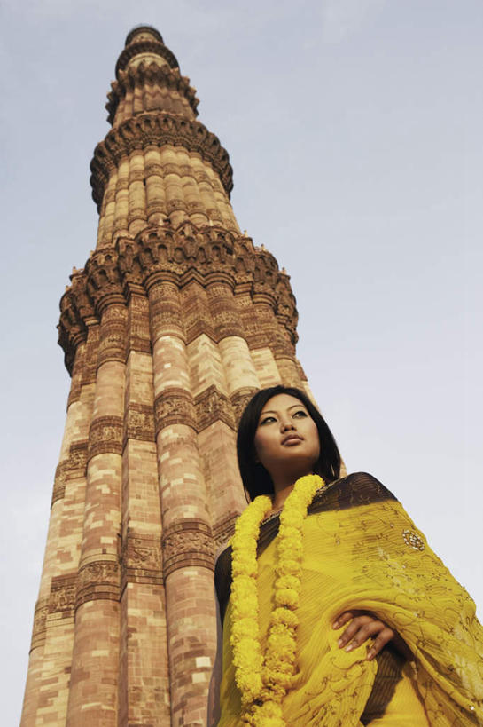 一个人,家,站,竖图,室外,白天,仰视,民族服装,旅游,度假,名胜古迹,标志建筑,地标,建筑,印度,亚洲,仅一个年轻女性,仅一个女性,仅一个人,遗迹,飘扬,房屋,屋子,注视,古迹,文物,娱乐,建设,古建筑,楼房,住宅,蓝色,蓝天,天空,天,观察,看,站着,享受,休闲,旅游胜地,放松,服饰,晴朗,观看,飘逸,察看,庄重,关注,飞扬,南亚,追求,古文明,纱丽,万里无云,印度共和国,雅致,纱丽服,清婉,妍丽,德里,光塔,顾特卜塔,库杜布塔,年轻女性,女人,女性,亚洲人,印度人,晴空,晴空万里,站立,半身,彩图,低角度拍摄,传统服装,民俗服,房子,宣礼塔,奢华