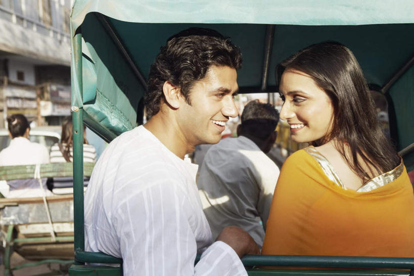 夫妻,坐,笑,微笑,露齿笑,横图,室外,白天,爱情,亚洲,阴影,服装,朦胧,模糊,光线,影子,黄包车,许多人,浪漫,注视,休闲装,背面,衣服,阳光,人力车,观察,看,一群人,休闲,面对面,休闲服,恩爱,恋人,服饰,观看,察看,关注,男人,男性,年轻男性,年轻女性,女人,女性,亚洲人,印度人,夫妇,情侣,坐着,半身,彩图,伴侣