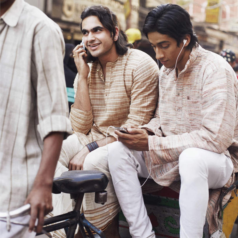 两个人,伙伴,朋友,家,坐,笑,打电话,微笑,露齿笑,竖图,室外,白天,正面,陶醉,快乐,友谊,电话,手机,亚洲,握,服装,朦胧,模糊,房屋,屋子,黄包车,音乐,拿,音乐播放器,拿着,注视,休闲装,通讯设备,楼房,住宅,衣服,人力车,低头,观察,看,享受,休闲,休闲服,握着,服饰,观看,察看,关注,MP3播放器,交流,友情,男人,男性,年轻男性,亚洲人,印度人,沟通,通话,坐着,半身,彩图,房子,播放器,沉醉