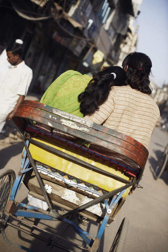 两个人,夫妻,坐,竖图,室外,白天,民族服装,爱情,亚洲,服装,朦胧,模糊,房屋,屋子,公寓,黄包车,浪漫,休闲装,楼房,住宅,背面,衣服,人力车,靠着,休闲,休闲服,恩爱,恋人,服饰,飘逸,庄重,追求,纱丽,雅致,纱丽服,清婉,妍丽,男人,男性,年轻男性,年轻女性,女人,女性,亚洲人,印度人,夫妇,情侣,坐着,半身,彩图,传统服装,民俗服,房子,伴侣,奢华