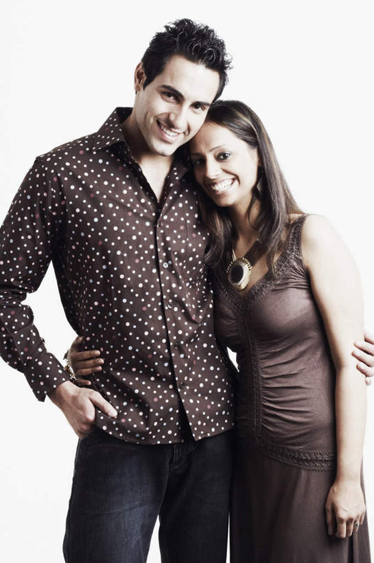 两个人,夫妻,站,抱,笑,微笑,露齿笑,竖图,室内,白天,白色背景,正面,爱情,亚洲,服装,浪漫,注视,休闲装,衣服,观察,看,站着,休闲,休闲服,恩爱,恋人,摄影,服饰,影棚,抱着,观看,察看,搂着,关注,手插袋,单手插袋,单手抄兜,单手放兜,男人,男性,年轻男性,年轻女性,女人,女性,亚洲人,印度人,夫妇,情侣,插兜,搂,搂抱,手插兜,手放口袋,站立,半身,彩图,影棚拍摄,拍摄,伴侣,手抄兜