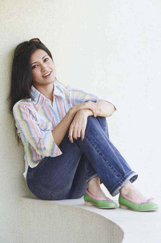 一个人,坐,竖图,室内,白天,正面,阳台,亚洲,仅一个年轻女性,仅一个女性,仅一个人,戴,服装,墨镜,眼镜,注视,休闲装,衣服,太阳镜,太阳眼镜,观察,看,休闲,休闲服,遮阳镜,服饰,观看,戴着,察看,关注,年轻女性,女人,女性,亚洲人,印度人,坐着,彩图,全身