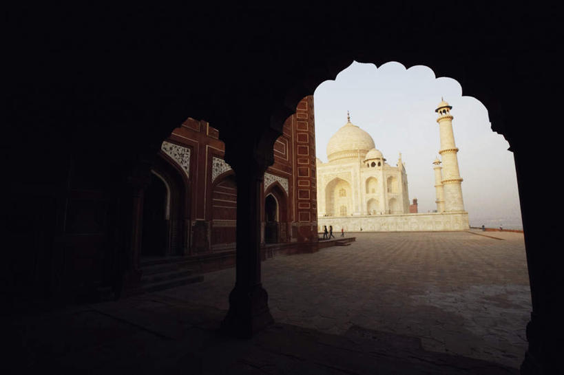 无人,方图,室内,白天,仰视,旅游,度假,名胜古迹,植物,道路,地标,路,公路,泰姬陵,印度,亚洲,阴影,遗迹,光线,影子,柱子,云,云朵,拱门,交通,云彩,古迹,文物,娱乐,古建筑,树,树木,蓝色,绿色,白云,蓝天,天空,阳光,自然,天,享受,休闲,旅游胜地,放松,生长,晴朗,成长,陵墓,南亚,古文明,世界文化遗产,泰姬.马哈尔陵,伊斯兰建筑,泰姬玛哈,世界七大奇迹,晴空,马路,彩图,低角度拍摄,标志性建筑