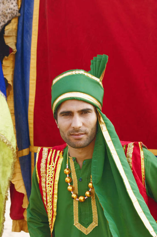 东方人,一个人,站,竖图,室外,白天,正面,民族服装,大象,野生动物,亚洲,仅一个男性,仅一个人,注视,黄种人,仅一个年轻男性,动物,观察,看,站着,可爱,活泼,观看,察看,关注,男人,男性,年轻男性,亚洲人,印度人,站立,半身,彩图,传统服装,民俗服