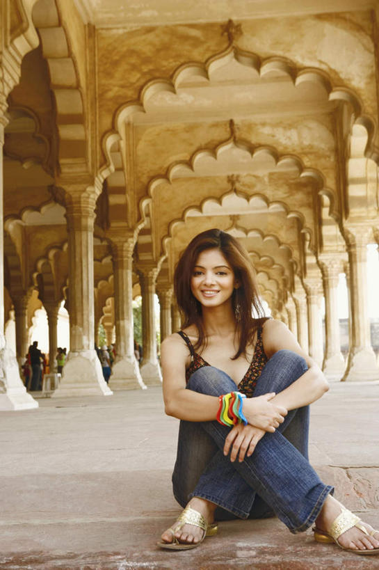 东方人,一个人,坐,笑,微笑,露齿笑,竖图,室外,白天,正面,旅游,度假,名胜古迹,地标,印度,亚洲,仅一个年轻女性,仅一个女性,仅一个人,服装,遗迹,注视,休闲装,黄种人,古迹,文物,娱乐,古建筑,衣服,观察,看,享受,休闲,休闲服,旅游胜地,放松,服饰,抱膝,观看,察看,关注,古文明,阿格拉,北方邦,阿格拉城堡,年轻女性,女人,女性,亚洲人,印度人,屈膝,坐着,彩图,全身,标志性建筑
