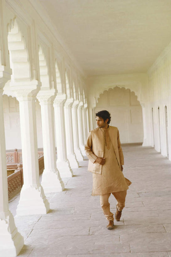 东方人,一个人,站,竖图,室外,白天,正面,民族服装,旅游,度假,名胜古迹,地标,印度,亚洲,仅一个男性,仅一个人,遗迹,注视,黄种人,古迹,文物,娱乐,手叉腰,古建筑,仅一个年轻男性,叉腰,观察,看,站着,享受,休闲,旅游胜地,放松,服饰,观看,飘逸,察看,庄重,关注,追求,古文明,纱丽,阿格拉,北方邦,雅致,纱丽服,清婉,妍丽,阿格拉城堡,男人,男性,年轻男性,亚洲人,印度人,站立,彩图,全身,传统服装,民俗服,标志性建筑,奢华