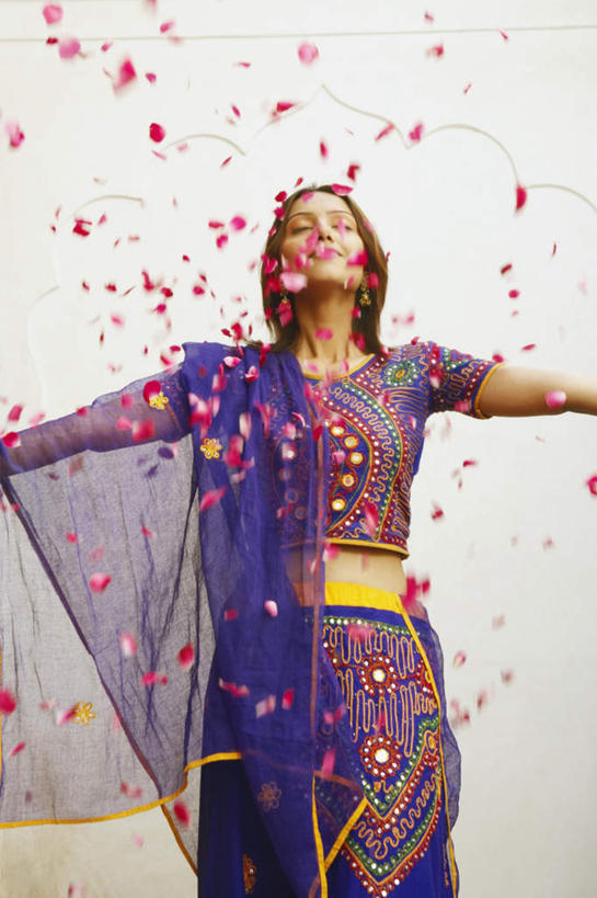 东方人,一个人,投,伸展双臂,竖图,室内,白天,正面,民族服装,旅游,度假,名胜古迹,地标,印度,亚洲,仅一个年轻女性,仅一个女性,仅一个人,遗迹,黄种人,古迹,文物,娱乐,古建筑,享受,休闲,旅游胜地,放松,服饰,飘逸,庄重,追求,古文明,纱丽,阿格拉,北方邦,雅致,纱丽服,清婉,妍丽,阿格拉城堡,年轻女性,女人,女性,亚洲人,印度人,敞开双臂,抛,扔,撒,伸开双臂,展开双肩,张开手臂,张开双臂,掷,半身,彩图,传统服装,民俗服,标志性建筑,奢华