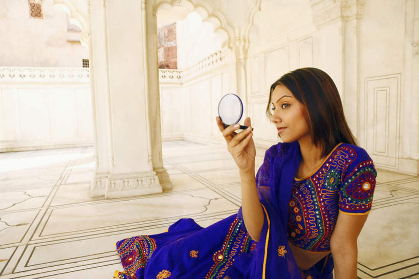 东方人,一个人,坐,横图,室外,白天,正面,民族服装,旅游,度假,名胜古迹,地标,印度,亚洲,仅一个年轻女性,仅一个女性,仅一个人,握,遗迹,拿,拿着,注视,黄种人,古迹,文物,娱乐,古建筑,化妆镜,观察,看,享受,休闲,旅游胜地,放松,握着,服饰,观看,飘逸,察看,庄重,关注,追求,古文明,纱丽,阿格拉,北方邦,雅致,纱丽服,清婉,妍丽,阿格拉城堡,年轻女性,女人,女性,亚洲人,印度人,坐着,半身,彩图,传统服装,民俗服,标志性建筑,奢华