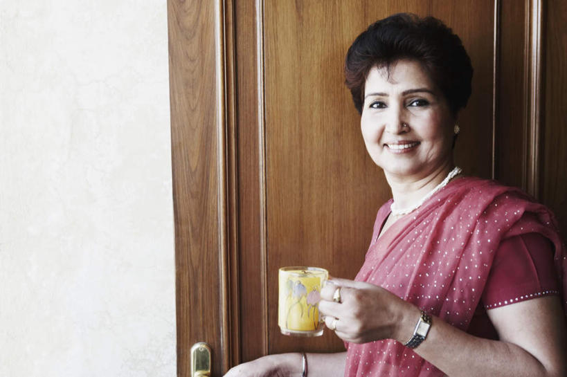 一个人,站,笑,微笑,露齿笑,横图,室内,白天,正面,民族服装,门,卧室,杯子,项链,亚洲,仅一个女性,仅一个人,握,瓷器,手表,墙,咖啡杯,陶瓷制品,拿,拿着,注视,墙壁,墙面,手链,门框,观察,看,站着,仅一个中年女性,握着,服饰,观看,飘逸,察看,庄重,关注,瓷杯,追求,纱丽,雅致,纱丽服,清婉,妍丽,女人,女性,中年女性,亚洲人,印度人,站立,半身,彩图,传统服装,民俗服,睡房,卧房,奢华