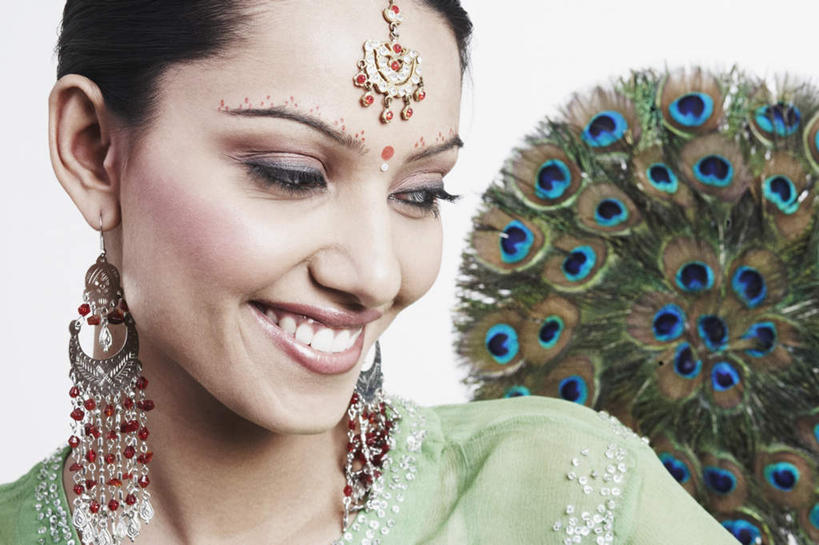 脸,头,脸颊,脖子,一个人,站,笑,微笑,露齿笑,横图,室内,特写,白天,白色背景,正面,孔雀,羽毛,亚洲,仅一个年轻女性,仅一个女性,仅一个人,尾巴,头饰,注视,肩膀,耳环,观察,看,站着,摄影,开屏,影棚,观看,察看,关注,年轻女性,女人,女性,亚洲人,印度人,头部,脖,颈,颈部,脸部,脸蛋,面部,站立,半身,彩图,影棚拍摄,拍摄