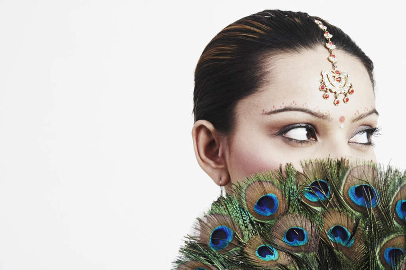 脸,头,脸颊,一个人,站,横图,室内,特写,白天,白色背景,正面,孔雀,羽毛,亚洲,仅一个年轻女性,仅一个女性,仅一个人,尾巴,头饰,注视,耳环,观察,看,站着,遮,遮掩,摄影,开屏,影棚,观看,察看,掩盖,遮挡,关注,遮盖,遮蔽,掩饰,年轻女性,女人,女性,亚洲人,印度人,头部,脸部,脸蛋,面部,站立,半身,彩图,影棚拍摄,拍摄