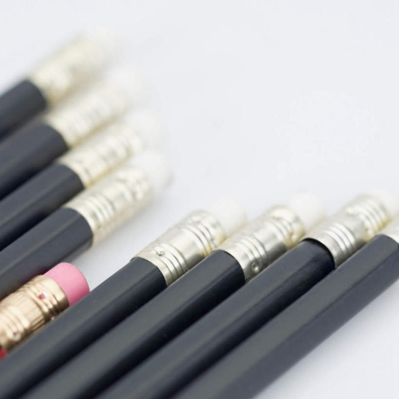 无人,竖图,俯视,室内,特写,白天,白色背景,静物,一排,许多,朦胧,模糊,笔,办公用品,文具,排列,铅笔,橡皮,学习用品,摄影,影棚,笔尖,文具用品,队列,彩图,高角度拍摄,影棚拍摄,拍摄