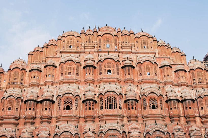 无人,横图,室外,白天,仰视,旅游,度假,名胜古迹,窗户,标志建筑,地标,建筑,印度,亚洲,一排,许多,阴影,遗迹,整齐,光线,影子,柱子,墙,云,云朵,云彩,古迹,文物,娱乐,建设,古建筑,墙壁,墙面,排列,红色,蓝色,白云,蓝天,天空,阳光,天,享受,休闲,旅游胜地,放松,晴朗,队列,南亚,古文明,首府,拉贾斯坦邦,拉贾斯坦,印度共和国,风宫,红粉之城,斋普尔,风之宫殿,晴空,彩图,低角度拍摄