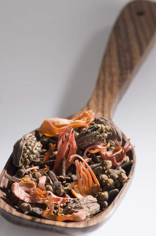 无人,竖图,俯视,室内,特写,白天,白色背景,植物,一堆,许多,堆叠,堆积,木勺,勺子,调味,香料,佐料,草药,药草,中药,调羹,汤匙,摄影,影棚,堆,小豆蔻,配料,药材,中草药,光辉,中药材,本草,作料,初恋,愁绪,愁怨,华北紫丁香,龙梢子,消食,三角豆蔻,印度豆蔻,丁香,紫丁香,彩图,高角度拍摄,影棚拍摄,拍摄