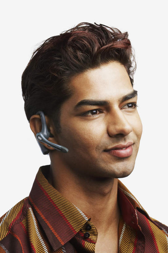 脸,头,脸颊,脖子,一个人,笑,微笑,竖图,室内,特写,白天,白色背景,正面,衬衫,通讯,客服,亚洲,仅一个男性,仅一个人,信息,话务员,注视,仅一个年轻男性,耳机,耳麦,话筒,观察,看,服务,通信,摄影,影棚,观看,协调,察看,麦克风,头戴式耳麦,关注,销售,客服人员,电话销售,接待员,男人,男性,年轻男性,亚洲人,印度人,头部,脖,颈,颈部,脸部,脸蛋,面部,接线员,半身,彩图,影棚拍摄,衬衣,拍摄,头戴式耳机