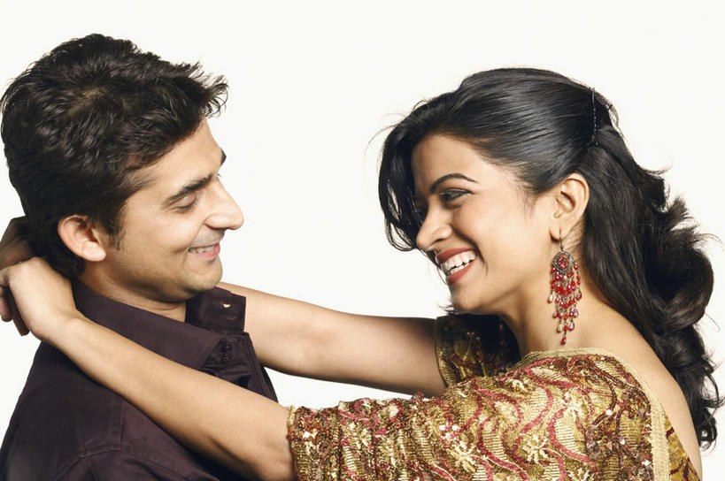 脸,头,脸颊,两个人,家庭,夫妻,站,抱,笑,微笑,露齿笑,横图,室内,特写,白天,白色背景,侧面,民族服装,爱情,亚洲,浪漫,注视,相视,耳环,观察,看,站着,温暖,温馨,一家人,面对面,恩爱,恋人,摄影,服饰,影棚,抱着,观看,飘逸,对视,和睦,察看,搂着,庄重,关注,追求,相对,纱丽,相看,雅致,耳饰,纱丽服,清婉,妍丽,男人,男性,年轻男性,年轻女性,女人,女性,亚洲人,印度人,年轻人,头部,脸部,脸蛋,面部,夫妇,情侣,怀抱,搂,搂抱,相抱,拥抱,站立,半身,彩图,影棚拍摄,传统服装,民俗服,拍摄,伴侣,融洽,奢华