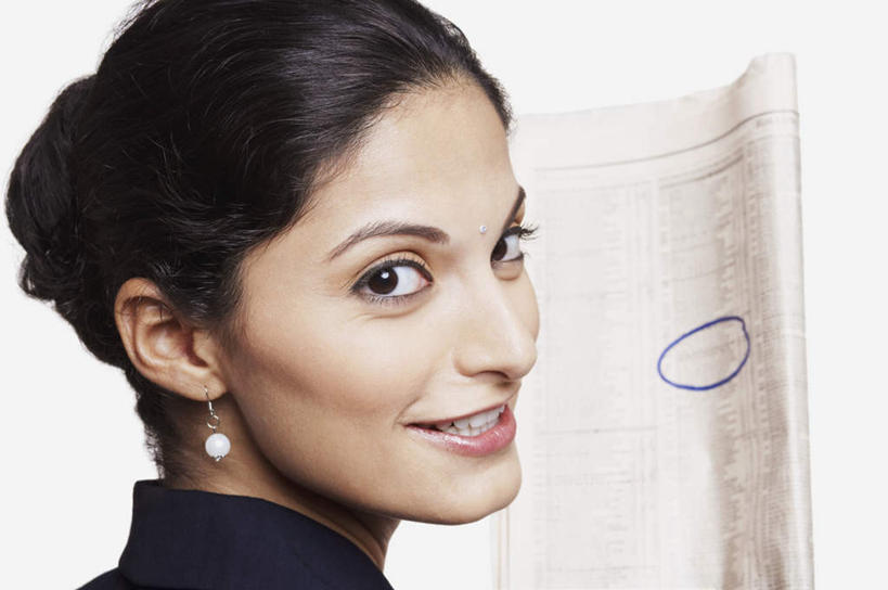 脸,头,眼睛,脸颊,眉毛,睫毛,一个人,商务人士,商务女性,笑,微笑,露齿笑,横图,室内,特写,白天,白色背景,侧面,阅读,报纸,亚洲,瞳孔,仅一个年轻女性,仅一个女性,仅一个人,学习,套装,注视,耳环,观察,看,浏览,眼部,摄影,影棚,观看,察看,关注,商务装,工薪阶层,耳饰,年轻女性,女人,女性,亚洲人,印度人,头部,睫,脸部,脸蛋,眉,面部,眼,眼睫毛,眼眉,白领,上班族,半身,彩图,影棚拍摄,拍摄,眼眉毛