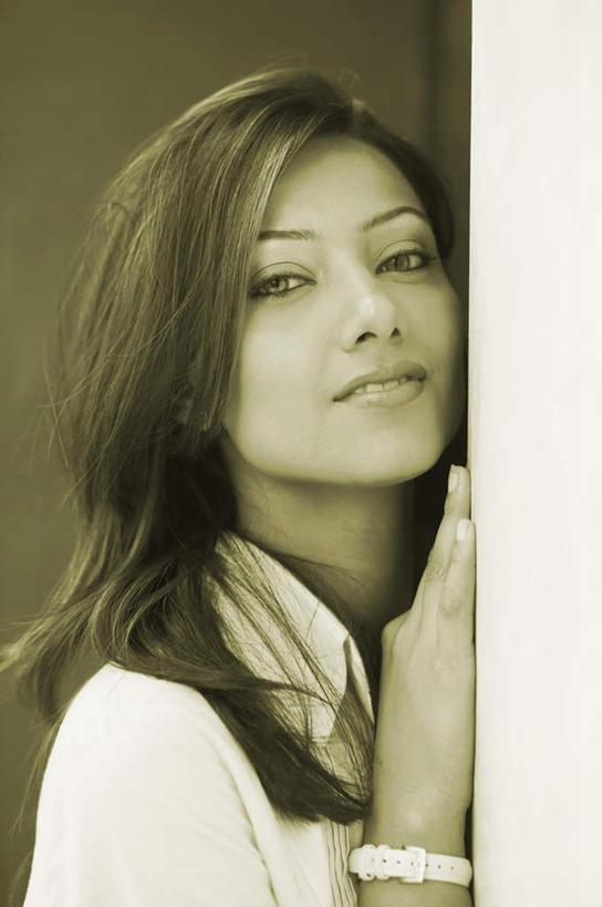 一个人,站,竖图,室内,白天,侧面,亚洲,仅一个年轻女性,仅一个女性,仅一个人,服装,墙,注视,休闲装,墙壁,墙面,衣服,观察,看,站着,休闲,休闲服,服饰,观看,察看,扶着,关注,年轻女性,女人,女性,亚洲人,印度人,站立,半身,彩图