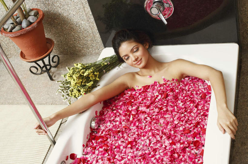 一个人,栏杆,闭眼,笑,微笑,露齿笑,横图,俯视,室内,白天,爱情,按摩,美容,洗澡,幸福,纯洁,热情,卫生间,浴室,玫瑰,亚洲,仅一个年轻女性,仅一个女性,仅一个人,护肤,盛开,玫瑰花,浪漫,花蕾,干净,花,花瓣,花朵,鲜花,浴缸,花苞,花蕊,清洁,保养,享受,休闲,健康,温暖,温馨,恩爱,放松,SPA水疗,保健,温泉浴场,和睦,卫生,抓住,感动,卫浴设备,养颜,尊敬,泡汤,水管装置,天真,刺玫花,徘徊花,年轻女性,女人,女性,亚洲人,印度人,淋浴房,矿泉疗养地,闭眼睛,闭着眼,闭着眼睛,半身,彩图,高角度拍摄,沐浴,水疗,冲凉房,沐浴间,沐浴室,融洽