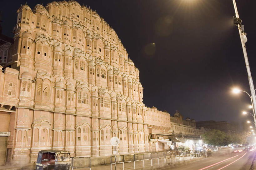 无人,家,宫殿,横图,室外,夜晚,仰视,旅游,度假,名胜古迹,植物,标志建筑,道路,地标,建筑,路,路灯,公路,照明,印度,亚洲,阴影,遗迹,光线,影子,房屋,屋子,公寓,灯光,分界线,停车线,交通,古迹,文物,娱乐,建设,古建筑,洋房,楼房,住宅,灯,树,树木,绿色,自然,享受,休闲,旅游胜地,放松,生长,成长,车行道,车行道分界线,照亮,照明设备,标线,南亚,曝光,古文明,车行线,首府,拉贾斯坦邦,拉贾斯坦,印度共和国,风宫,红粉之城,斋普尔,暴光,风之宫殿,马路,彩图,低角度拍摄,房子