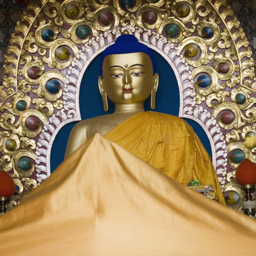 一个人,无人,寺庙,坐,横图,室内,白天,仰视,民族服装,旅游,度假,名胜古迹,标志建筑,地标,建筑,雕塑,印度,亚洲,仅一个男性,仅一个人,仅一个中年男性,服装,节日,遗迹,艺术,装饰,雕刻,雕像,古迹,文化,文物,娱乐,建设,古建筑,衣服,工艺品,庙宇,祈祷,享受,休闲,健康,金色,旅游胜地,放松,许愿,宗教,服饰,佛教,信仰,纪念,祈求,美术,富贵,衣着,穿着,主题,南亚,陈列,古文明,忠诚,喜马偕尔邦,印度共和国,功能,美学,富丽,衣饰,释教,名誉,荣华,高山之州,喜马偕尔,达兰萨拉,平安,男人,男性,中年男性,亚洲人,印度人,坐着,半身,彩图,低角度拍摄,传统服装,民俗服,庙,寺