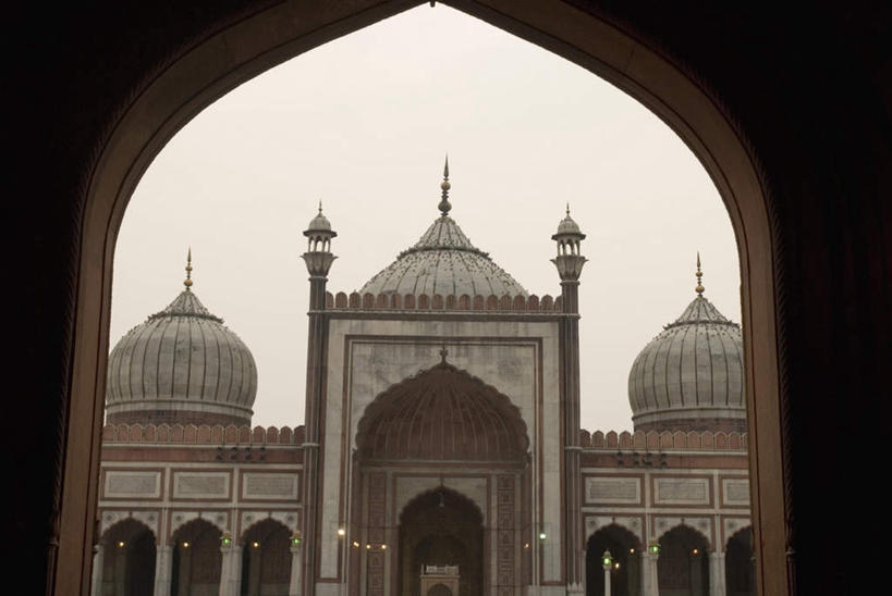 无人,横图,室外,白天,仰视,旅游,度假,名胜古迹,门,标志建筑,地标,建筑,印度,亚洲,一排,节日,遗迹,整齐,柱子,墙,拱门,古迹,文化,文物,娱乐,建设,古建筑,墙壁,墙面,排列,门框,祈祷,享受,休闲,健康,旅游胜地,放松,许愿,宗教,信仰,纪念,祈求,伊斯兰教,队列,清真寺,南亚,古文明,印度共和国,贾玛清真寺,贾玛寺,旧德里,平安,彩图,低角度拍摄