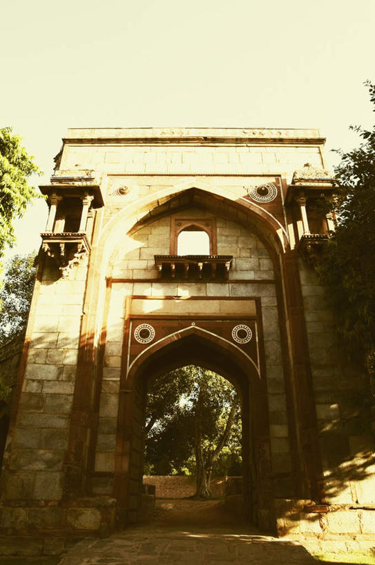 无人,竖图,室外,白天,仰视,旅游,度假,名胜古迹,植物,门,标志建筑,地标,建筑,印度,亚洲,阴影,遗迹,光线,影子,墙,拱门,首都,古迹,文物,娱乐,建设,古建筑,墙壁,墙面,树,树木,绿色,阳光,自然,门框,享受,休闲,墓地,旅游胜地,放松,生长,成长,皇帝,权威,坟墓,陵墓,高贵,南亚,坟场,古文明,新德里,印度共和国,权力,统治,权势,天子,九五之尊,圣上,统治者,陛下,官家,势力,胡马雍,胡马雍陵,彩图,低角度拍摄