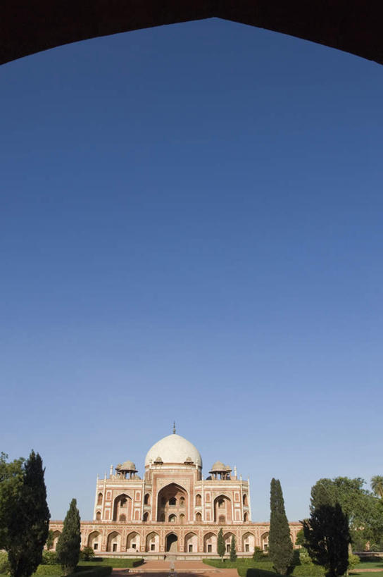 无人,竖图,室外,白天,正面,旅游,度假,草地,草坪,名胜古迹,植物,门,标志建筑,道路,地标,建筑,路,印度,亚洲,阴影,遗迹,光线,影子,墙,拱门,小路,交通,首都,古迹,文物,娱乐,建设,古建筑,墙壁,墙面,草,树,树木,蓝色,绿色,蓝天,天空,阳光,自然,门框,天,享受,休闲,墓地,旅游胜地,放松,生长,晴朗,成长,皇帝,权威,坟墓,陵墓,高贵,南亚,坟场,古文明,万里无云,新德里,印度共和国,权力,统治,权势,天子,九五之尊,圣上,统治者,陛下,官家,势力,胡马雍,胡马雍陵,晴空,晴空万里,彩图