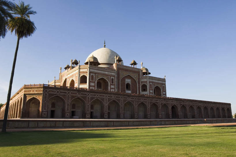 无人,横图,室外,白天,仰视,旅游,度假,名胜古迹,植物,门,标志建筑,地标,建筑,棕榈树,叶子,印度,亚洲,一排,阴影,遗迹,整齐,光线,影子,墙,拱门,绿叶,首都,古迹,文物,娱乐,建设,古建筑,墙壁,墙面,树,树木,排列,蓝色,绿色,蓝天,天空,阳光,自然,门框,天,享受,休闲,墓地,嫩叶,旅游胜地,放松,生长,晴朗,成长,皇帝,权威,坟墓,陵墓,队列,高贵,南亚,坟场,古文明,棕榈叶,万里无云,新德里,印度共和国,权力,统治,权势,天子,九五之尊,圣上,统治者,陛下,官家,势力,胡马雍,胡马雍陵,叶,叶片,晴空,晴空万里,彩图,低角度拍摄