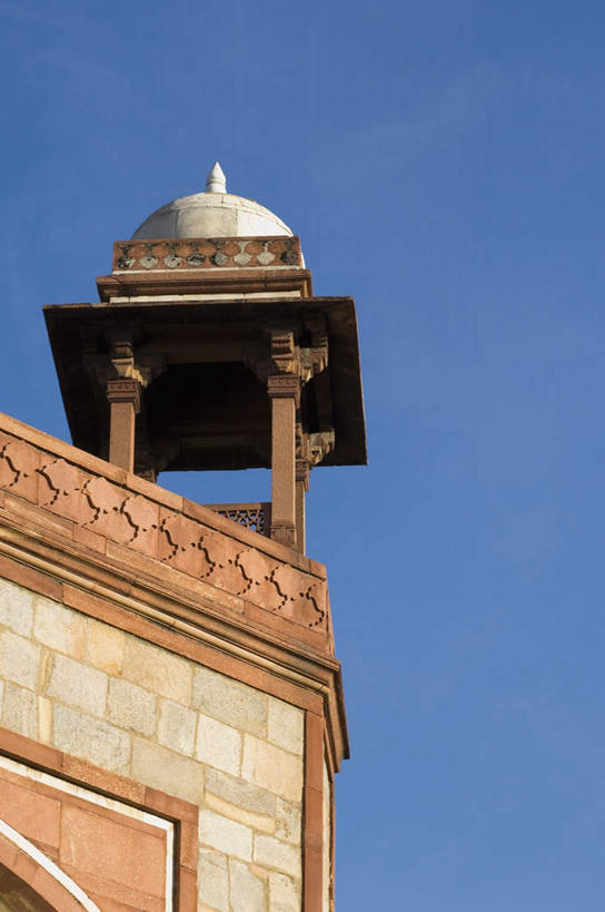 无人,竖图,室外,白天,仰视,旅游,度假,名胜古迹,标志建筑,地标,建筑,印度,亚洲,阴影,遗迹,光线,影子,墙,首都,古迹,文物,娱乐,建设,古建筑,墙壁,墙面,蓝色,蓝天,天空,阳光,天,享受,休闲,墓地,旅游胜地,放松,晴朗,皇帝,权威,坟墓,陵墓,高贵,南亚,坟场,古文明,万里无云,新德里,印度共和国,权力,统治,权势,天子,九五之尊,圣上,统治者,陛下,官家,势力,胡马雍,胡马雍陵,晴空,晴空万里,彩图,低角度拍摄