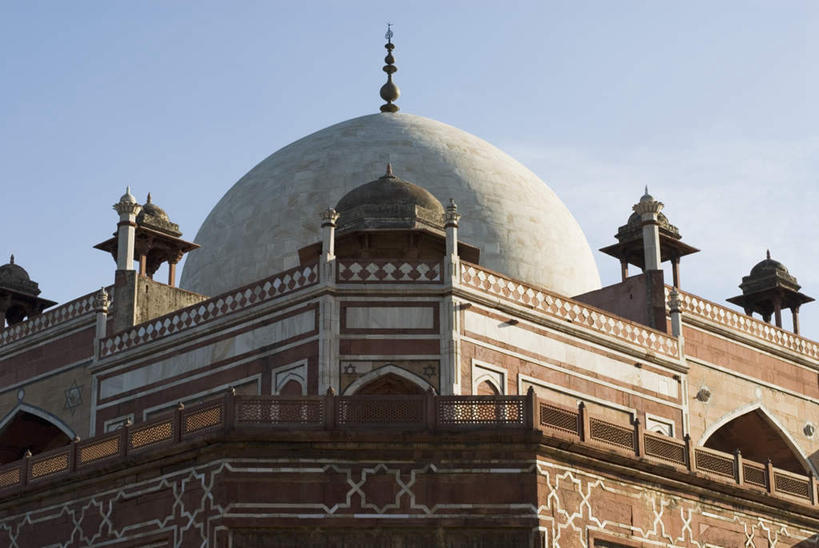 无人,栏杆,横图,室外,白天,仰视,旅游,度假,名胜古迹,标志建筑,地标,建筑,印度,亚洲,阴影,遗迹,光线,影子,墙,围栏,走道,走廊,过道,首都,古迹,文物,娱乐,建设,古建筑,护栏,墙壁,墙面,蓝色,蓝天,天空,阳光,天,享受,休闲,墓地,旅游胜地,放松,晴朗,皇帝,权威,坟墓,陵墓,高贵,南亚,坟场,古文明,万里无云,新德里,印度共和国,权力,统治,权势,天子,九五之尊,圣上,统治者,陛下,官家,势力,胡马雍,胡马雍陵,晴空,晴空万里,彩图,低角度拍摄