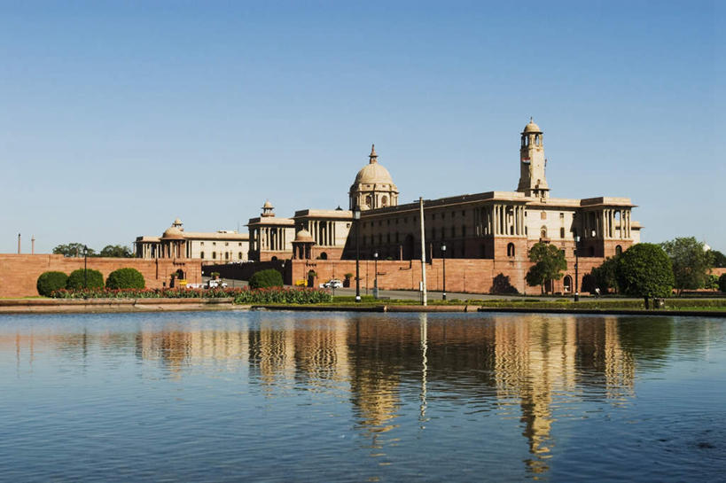 无人,家,宫殿,横图,室外,白天,正面,旅游,度假,河流,水,植物,别墅,标志建筑,地标,建筑,印度,亚洲,阴影,波纹,光线,影子,房屋,屋子,河水,水流,公寓,涟漪,首都,娱乐,建设,洋房,楼房,住宅,树,树木,蓝色,绿色,倒影,蓝天,水纹,天空,阳光,自然,波浪,天,享受,休闲,旅游胜地,放松,生长,晴朗,成长,倒映,南亚,总统府,万里无云,新德里,印度共和国,水晕,反照,维多利亚宫,印度总统府,晴空,晴空万里,彩图,房子