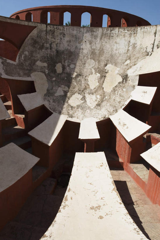 无人,天文台,竖图,俯视,室外,白天,旅游,度假,实验,标志建筑,地标,建筑,印度,亚洲,阴影,研究,光线,科学,影子,柱子,墙,娱乐,建设,墙壁,墙面,蓝色,蓝天,天空,阳光,天,享受,休闲,旅游胜地,放松,晴朗,科研,天文,南亚,检验,万里无云,首府,拉贾斯坦邦,曼塔天文台,拉贾斯坦,印度共和国,红粉之城,斋普尔,观测,观象台,山岳台,晴空,晴空万里,彩图,高角度拍摄