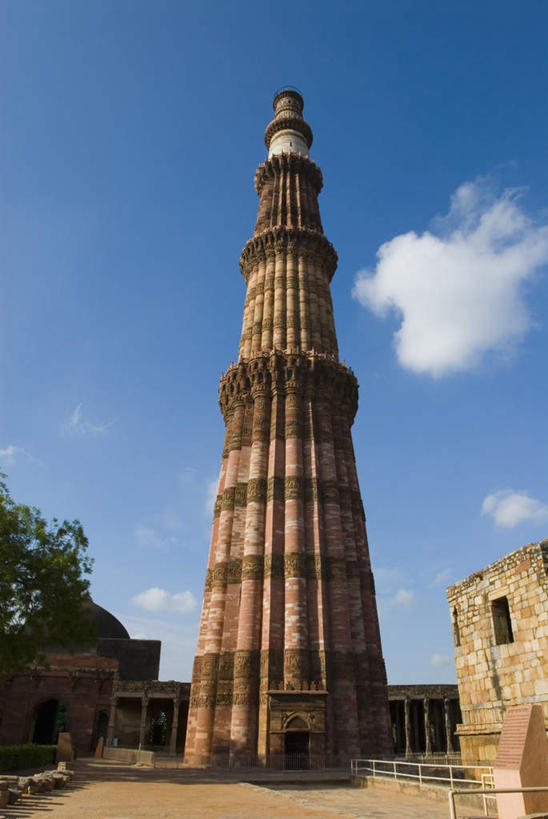 无人,竖图,室外,白天,仰视,旅游,度假,名胜古迹,植物,标志建筑,地标,建筑,印度,亚洲,阴影,节日,遗迹,光线,影子,墙,云,云朵,塔,首都,云彩,古迹,文化,文物,娱乐,建设,古建筑,墙壁,墙面,树,树木,蓝色,绿色,白云,蓝天,天空,阳光,自然,天,祈祷,享受,休闲,健康,旅游胜地,放松,许愿,宗教,信仰,生长,晴朗,成长,纪念,祈求,伊斯兰教,清真寺,南亚,古文明,新德里,印度共和国,顾特卜塔,平安,晴空,彩图,低角度拍摄