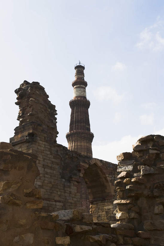 无人,竖图,室外,白天,仰视,旅游,度假,石头,名胜古迹,标志建筑,地标,建筑,印度,亚洲,阴影,节日,遗迹,光线,石子,影子,墙,云,云朵,塔,首都,云彩,古迹,文化,文物,娱乐,建设,古建筑,墙壁,墙面,蓝色,白云,蓝天,天空,阳光,天,祈祷,享受,休闲,健康,旅游胜地,放松,许愿,宗教,信仰,晴朗,纪念,祈求,伊斯兰教,清真寺,南亚,古文明,新德里,印度共和国,顾特卜塔,平安,石块,岩石,晴空,彩图,低角度拍摄