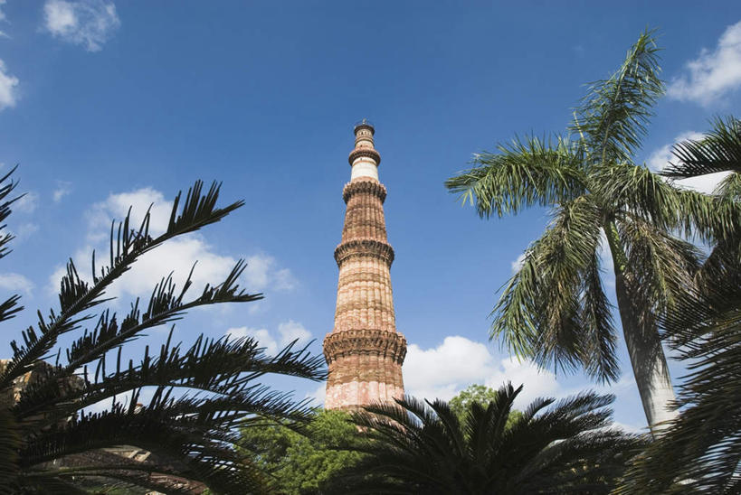 无人,横图,室外,白天,仰视,旅游,度假,名胜古迹,植物,标志建筑,地标,建筑,棕榈树,叶子,印度,亚洲,阴影,节日,遗迹,光线,影子,云,云朵,塔,绿叶,首都,云彩,古迹,文化,文物,娱乐,建设,古建筑,树,树木,蓝色,绿色,白云,蓝天,天空,阳光,自然,天,祈祷,享受,休闲,健康,嫩叶,旅游胜地,放松,许愿,宗教,信仰,生长,晴朗,成长,纪念,祈求,伊斯兰教,清真寺,南亚,古文明,棕榈叶,新德里,印度共和国,顾特卜塔,平安,叶,叶片,晴空,彩图,低角度拍摄