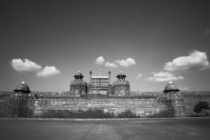 无人,宫殿,横图,黑白,室外,白天,正面,旅游,度假,名胜古迹,植物,标志建筑,道路,地标,建筑,路,印度,亚洲,遗迹,墙,云,云朵,小路,交通,云彩,古迹,文物,娱乐,建设,古建筑,墙壁,墙面,树,树木,绿色,白云,天空,自然,天,享受,休闲,旅游胜地,放松,生长,晴朗,成长,古堡,南亚,古文明,印度共和国,北方邦,阿格拉堡,阿格拉红堡,红堡,晴空