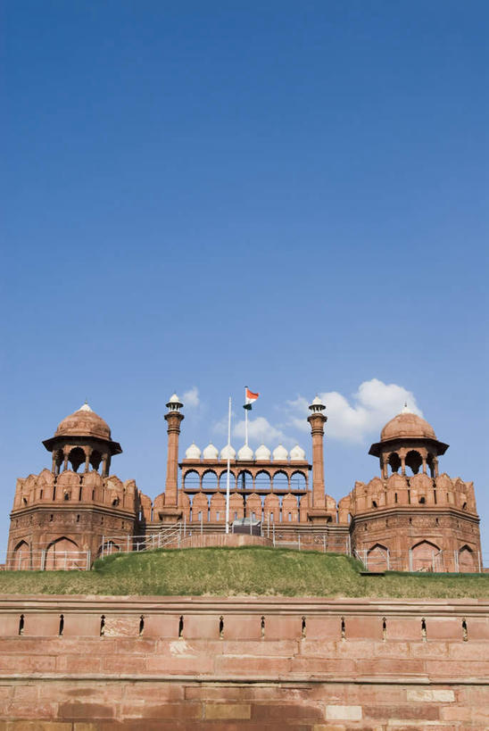 无人,宫殿,竖图,室外,白天,仰视,旅游,度假,草地,草坪,石头,名胜古迹,植物,标志建筑,地标,建筑,印度,亚洲,阴影,遗迹,光线,石子,影子,墙,云,云朵,云彩,古迹,文物,娱乐,建设,古建筑,墙壁,墙面,草,蓝色,绿色,白云,蓝天,天空,阳光,天,享受,休闲,旅游胜地,放松,晴朗,古堡,南亚,古文明,印度共和国,北方邦,阿格拉堡,阿格拉红堡,红堡,石块,岩石,晴空,彩图,低角度拍摄