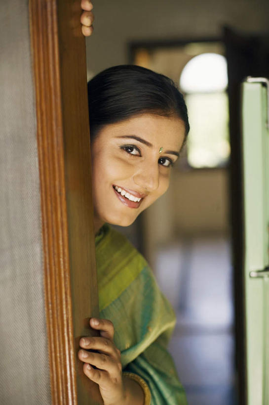 痣,站,笑,微笑,露齿笑,竖图,室内,白天,正面,民族服装,门,亚洲,躲藏,朦胧,模糊,注视,门框,观察,看,祈福,站着,服饰,观看,飘逸,察看,庄重,关注,追求,纱丽,吉祥痣,朱砂痣,雅致,避邪,消灾,纱丽服,清婉,妍丽,迪勒格,亚洲人,印度人,站立,半身,彩图,传统服装,民俗服,奢华