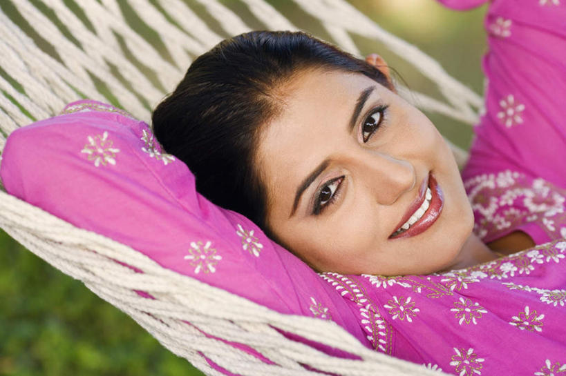 脸,头,脸颊,一个人,躺,笑,微笑,露齿笑,横图,室外,特写,白天,侧面,植物,床,吊床,亚洲,仅一个年轻女性,仅一个女性,仅一个人,吊挂,握,悬挂,服装,朦胧,模糊,挂,注视,休闲装,肩膀,树,树木,衣服,绿色,自然,观察,看,享受,休闲,休闲服,握着,服饰,生长,成长,观看,察看,安逸,关注,安适,清闲,卧着,年轻女性,女人,女性,亚洲人,印度人,头部,脸部,脸蛋,面部,躺着,卧,半身,彩图