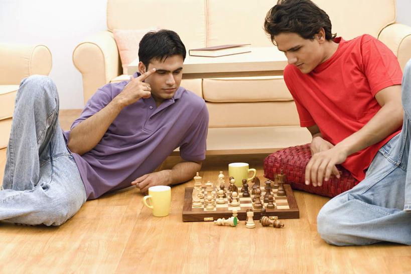 两个人,伙伴,朋友,坐,躺,横图,俯视,室内,白天,游戏,快乐,友谊,比赛,竞争,植物,地板,沙发,杯子,亚洲,撑,服装,朦胧,模糊,瓷器,盆栽,咖啡杯,盆景,陶瓷制品,地面,玩,注视,休闲装,娱乐,木地板,一个,衣服,绿色,自然,象棋,观察,看,休闲,休闲服,棋盘,国际象棋,益智,服饰,生长,单个,成长,观看,活动,察看,撑着,发泄,关注,消遣,智力,瓷杯,布艺沙发,宣泄,卧着,友情,男人,男性,年轻男性,亚洲人,印度人,躺着,玩耍,卧,嬉戏,坐着,半身,彩图,高角度拍摄