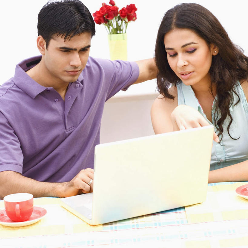 两个人,夫妻,坐,方图,室内,白天,正面,爱情,幸福,纯洁,热情,电脑,笔记本电脑,玫瑰,杯子,花瓶,亚洲,服装,盛开,网络,瓷器,玫瑰花,咖啡杯,陶瓷制品,浪漫,花蕾,注视,休闲装,通讯设备,花,花瓣,花朵,鲜花,衣服,花苞,花蕊,观察,看,休闲,温暖,温馨,休闲服,恩爱,恋人,服饰,观看,和睦,察看,无线,关注,瓷杯,通信设备,无线网络,感动,无线上网,便携式电脑,尊敬,天真,刺玫花,徘徊花,手提电脑,男人,男性,年轻男性,年轻女性,女人,女性,亚洲人,印度人,夫妇,情侣,坐着,半身,彩图,伴侣,融洽