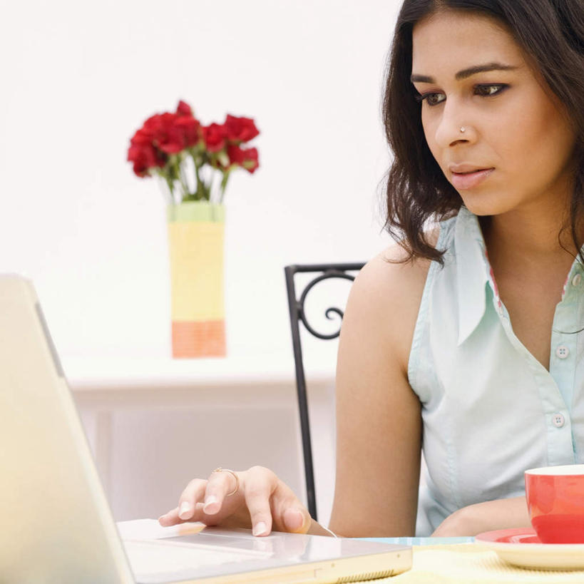 一个人,坐,方图,室内,白天,正面,爱情,幸福,纯洁,热情,电脑,笔记本电脑,玫瑰,杯子,花瓶,亚洲,仅一个年轻女性,仅一个女性,仅一个人,服装,盛开,网络,瓷器,玫瑰花,咖啡杯,陶瓷制品,浪漫,花蕾,注视,休闲装,通讯设备,花,花瓣,花朵,鲜花,衣服,花苞,花蕊,观察,看,休闲,温暖,温馨,休闲服,恩爱,服饰,观看,和睦,察看,无线,关注,瓷杯,通信设备,无线网络,感动,无线上网,便携式电脑,尊敬,天真,刺玫花,徘徊花,手提电脑,年轻女性,女人,女性,亚洲人,印度人,坐着,半身,彩图,融洽