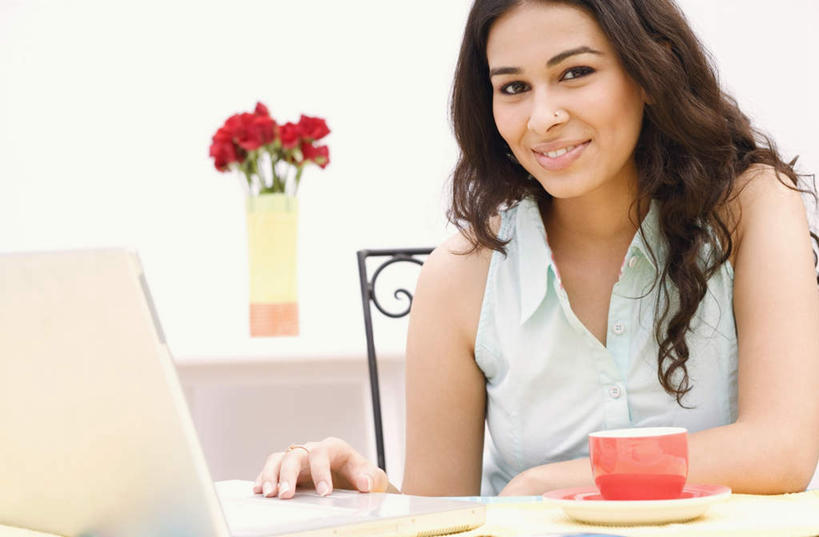 一个人,坐,笑,微笑,露齿笑,横图,室内,白天,正面,爱情,幸福,纯洁,热情,电脑,笔记本电脑,玫瑰,杯子,花瓶,亚洲,仅一个年轻女性,仅一个女性,仅一个人,服装,盛开,网络,瓷器,玫瑰花,咖啡杯,陶瓷制品,浪漫,花蕾,注视,休闲装,通讯设备,花,花瓣,花朵,鲜花,衣服,花苞,花蕊,观察,看,休闲,温暖,温馨,休闲服,恩爱,服饰,观看,和睦,察看,无线,关注,瓷杯,通信设备,无线网络,感动,无线上网,便携式电脑,尊敬,天真,刺玫花,徘徊花,手提电脑,年轻女性,女人,女性,亚洲人,印度人,坐着,半身,彩图,融洽