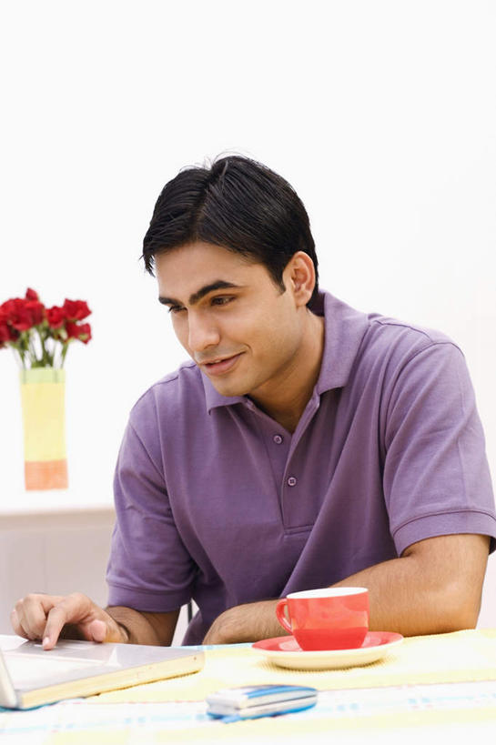 一个人,坐,竖图,室内,白天,正面,爱情,幸福,纯洁,热情,电脑,笔记本电脑,玫瑰,杯子,花瓶,亚洲,仅一个男性,仅一个人,服装,盛开,网络,瓷器,玫瑰花,咖啡杯,陶瓷制品,浪漫,花蕾,注视,休闲装,通讯设备,花,花瓣,花朵,鲜花,仅一个年轻男性,衣服,红色,花苞,花蕊,观察,看,休闲,温暖,温馨,休闲服,恩爱,服饰,观看,和睦,察看,无线,关注,瓷杯,通信设备,无线网络,感动,无线上网,便携式电脑,尊敬,天真,刺玫花,徘徊花,手提电脑,男人,男性,年轻男性,亚洲人,印度人,坐着,半身,彩图,融洽