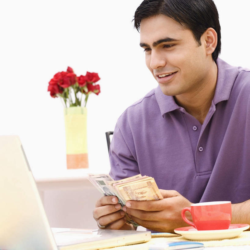 一个人,坐,笑,微笑,露齿笑,方图,室内,白天,正面,爱情,幸福,纯洁,热情,钱,电脑,笔记本电脑,玫瑰,杯子,花瓶,亚洲,仅一个男性,仅一个人,服装,盛开,网络,瓷器,钱币,玫瑰花,咖啡杯,陶瓷制品,浪漫,拿,花蕾,拿着,注视,休闲装,通讯设备,花,花瓣,花朵,鲜花,仅一个年轻男性,衣服,花苞,花蕊,观察,看,休闲,温暖,温馨,休闲服,恩爱,钞票,金融,纸币,服饰,经济,观看,和睦,察看,无线,关注,瓷杯,通信设备,无线网络,感动,流通,纸钞,贸易,无线上网,便携式电脑,尊敬,天真,货币,现金,刺玫花,徘徊花,手提电脑,男人,男性,年轻男性,亚洲人,印度人,坐着,半身,彩图,融洽