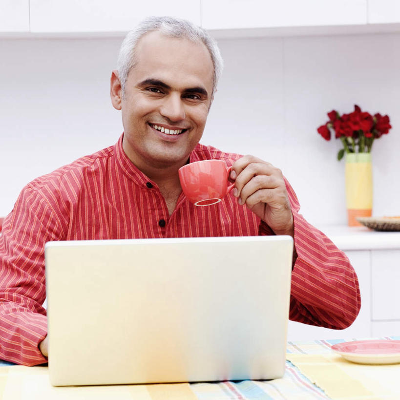 一个人,坐,方图,室内,白天,正面,爱情,幸福,纯洁,热情,电脑,笔记本电脑,厨房,玫瑰,杯子,花瓶,亚洲,仅一个男性,仅一个人,喝,服装,盛开,网络,瓷器,玫瑰花,咖啡杯,陶瓷制品,浪漫,花蕾,注视,休闲装,通讯设备,花,花瓣,花朵,鲜花,衣服,红色,花苞,花蕊,观察,看,仅一个老年男性,休闲,温暖,温馨,休闲服,恩爱,服饰,观看,和睦,察看,无线,关注,瓷杯,通信设备,无线网络,感动,无线上网,便携式电脑,尊敬,天真,刺玫花,徘徊花,手提电脑,老年男性,男人,男性,亚洲人,印度人,坐着,半身,彩图,灶间,融洽