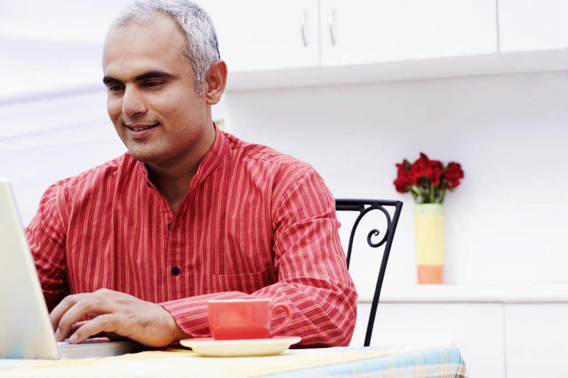 一个人,坐,横图,室内,白天,正面,爱情,幸福,纯洁,热情,电脑,笔记本电脑,厨房,玫瑰,杯子,花瓶,亚洲,仅一个男性,仅一个人,服装,盛开,网络,瓷器,玫瑰花,咖啡杯,陶瓷制品,浪漫,花蕾,注视,休闲装,通讯设备,花,花瓣,花朵,鲜花,衣服,红色,花苞,花蕊,观察,看,仅一个老年男性,休闲,温暖,温馨,休闲服,恩爱,服饰,观看,和睦,察看,无线,关注,瓷杯,通信设备,无线网络,感动,无线上网,便携式电脑,尊敬,天真,刺玫花,徘徊花,手提电脑,老年男性,男人,男性,亚洲人,印度人,坐着,半身,彩图,灶间,融洽